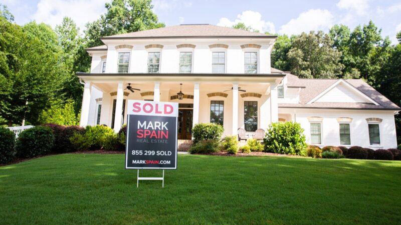 Orlando real estate has some of the country's best residential areas and neighboring cities. If you want to sell a home fast in this area, you'll want to do some research on local market trends.