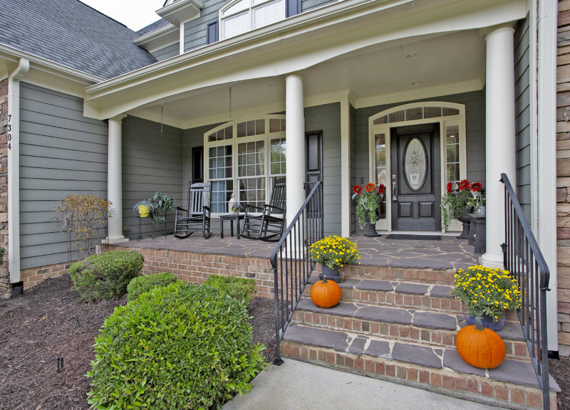 Attract Autumn homebuyers with simplistic fall decorations and clean-cut yards